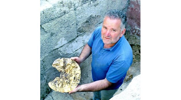 През 2001 г. Костадин Кисьов откри златен нагръдник край с. Чернозем. Снимки: 24 часа