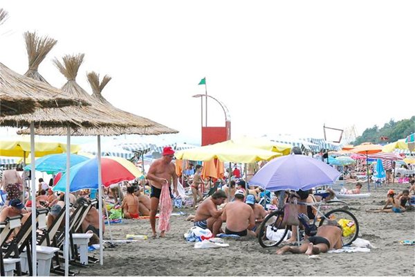 Туристи на плаж по българското Черноморие 
СНИМКА: “24 ЧАСА”