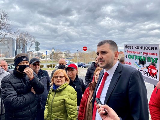 Йордан Иванов обяви още днес на протестиращите, че се очаква да бъдат спрени двете процедури.