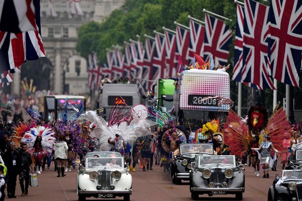 Приблизително 18 милиона души се включиха в юбилейните празненства по улиците на Лондон.