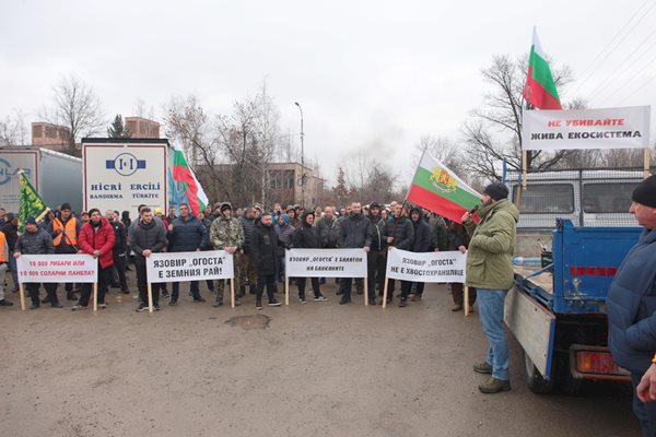 Протест срещу соларен парк на язовир Огоста- Монтана
Движението бе спряно за 20 минути