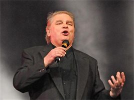 Боян Иванов пее на бенефиса на Борис Годжунов в зала 1 на НДК през 2009 година.
СНИМКИ: БУЛФОТО И ЛИЧЕН АРХИВ 
