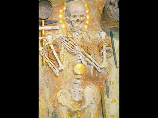 Гроб 43 - един от най-богатите във Варненския некропол. В него са открити 900 златни предмета с общо тегло 1,5 кг.