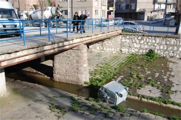 Гамени мятат контейнери в хасковската река