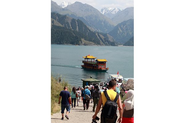 Небесното езеро се намира на около 100 км от Урумчи. Особено очарование предизвиква разходката с кораб в типичния китайски стил.