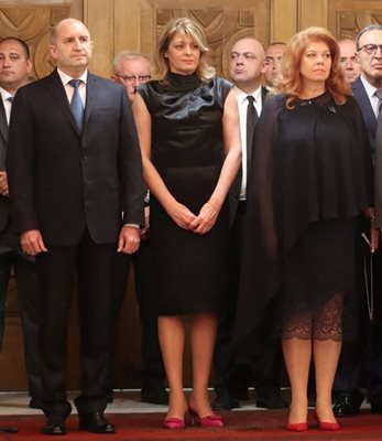 На класическата черна рокля заложиха съпругата на държавния глава Десислава Радева и вицепрезидентът Илияна Йотова за приема за 24 май.
СНИМКИ: РУМЯНА ТОНЕВА