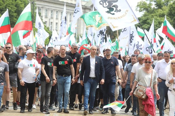 Костадин Костадинов предвожда протестиращите. Снимки: 24 часа