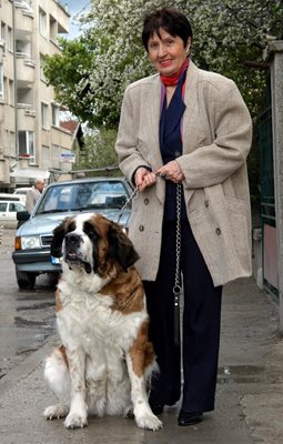 Лиляна Стефанова със санбернар