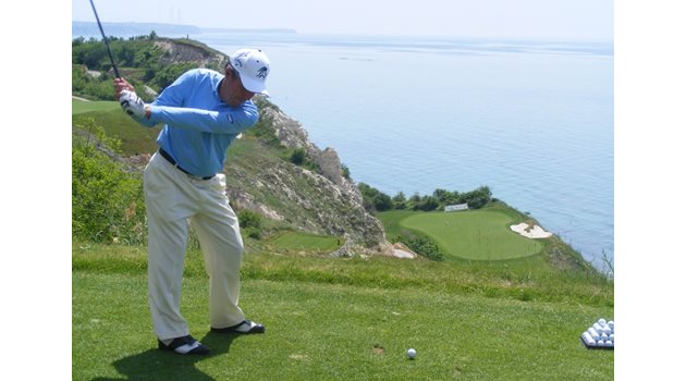 В голф комплекса “Трейшън клифс” до момента са вложени над 100 млн. евро. Собственик е Красимир Гергов.