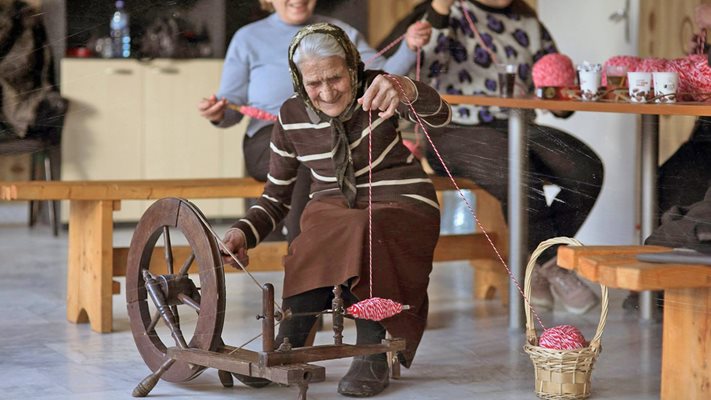 Баба Стефка плете мартеница на чекръка
