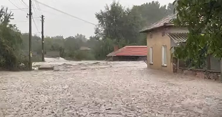 Улиците в село Богдан се превърнаха в реки. Снимка: Фейсбук