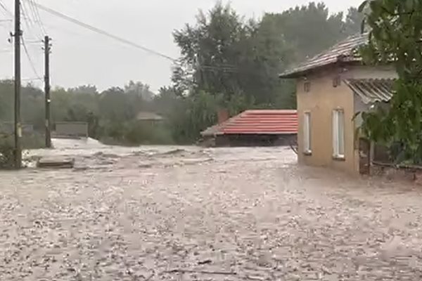 Улиците в село Богдан се превърнаха в реки. Снимка: Фейсбук