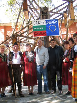 Христо Стоичков с жените от самодейния състав в Забърдо. Той се закани да покани всички в Барселона, в която българското присъствие е едно от най-силните в Испания. 

СНИМКА: ВАЛЕНТИН
 ХАДЖИЕВ