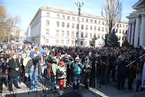 Стотици симпатизанти на “Промяната” и ДБ се събраха да чуят призивите им