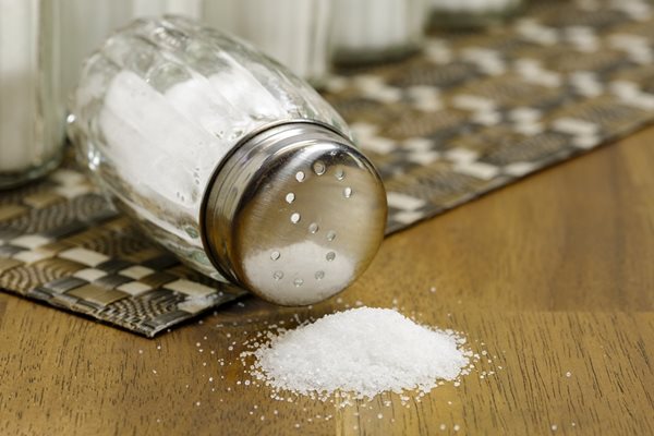 Експерти съветват да ограничите консумацията на сол, защото допринася за задържането на вода в организма