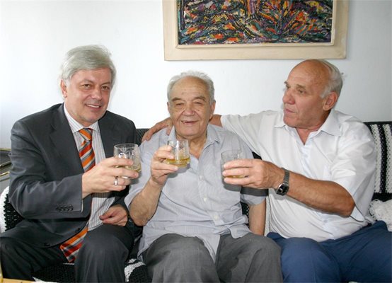 Трима президенти на БФС - Димитър Ларгов (вдясно) и Валентин Михов (вляво) на гости на Недялко Донски.