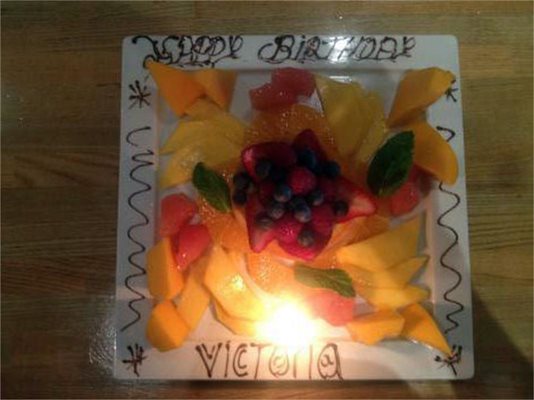 Плодова салата с малини вместо торта получи Виктория на 38-ия си рожден ден от приятелите си.