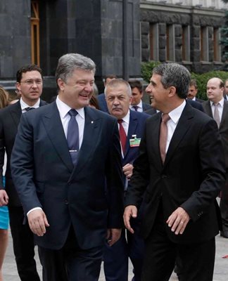 Президентът Петро Порошенко току-що е посрещнал българския си колега Плевнелиев и го води към къщата с химерите.