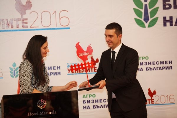 Боряна Алексова от "Проактив консултинг" получи награда от търговския директор на МГБ Иван Михалев.