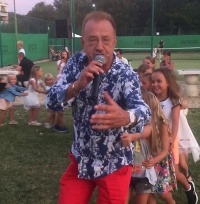 Богдан Томов пее и танцува заедно с децата от публиката на летните концерти.  СНИМКА: ЛИЧЕН АРХИВ