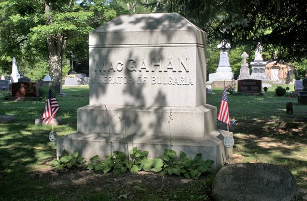 Паметникът на Макгахан в Ню Лексингтън, Охайо, на който пише “Макгахан - освободителят на България”.
