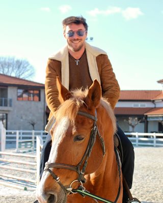 Миро обича и коне