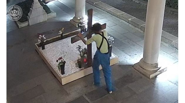 Кадър от видеото, на което се вижда как 37-годишният Иво поругава гроба на патриарха
