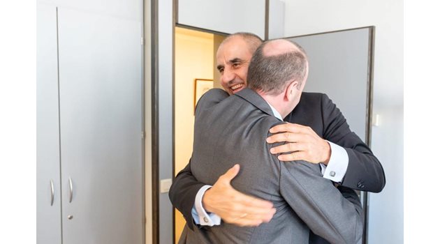 Най-вероятният бъдещ шеф на ЕК Манфред Вебер поздравява с прегръдка Цветанов за новата му позиция.