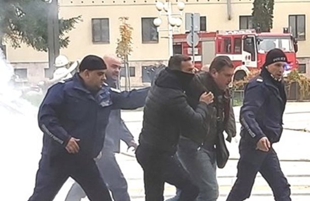Арестът на 46-годишния подпалвач в центъра на Враца. Снимка ВАЛЕРИ ВЕДОВ