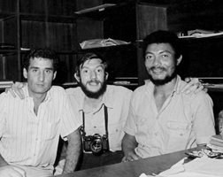 Джери Ролингс, наскоро взел с преврат властта в Гана, заедно с журналиста Борислав Дионисиев (вляво) и фотографа Иво Хаджимишев. (Снимката е от личния архив на Иво Хаджимишев.)