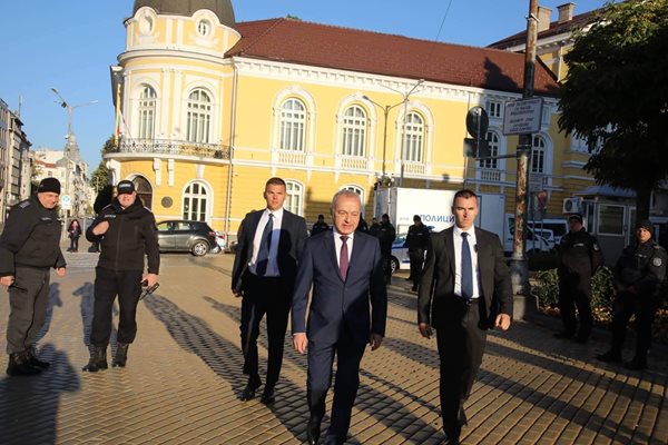 Служебният премиер Гълъб Донев пристига за откриването на новия парламент. Още същия ден МС внесе в него поректа на инвестиционен разход за новите изтребители.

СНИМКА: НИКОЛАЙ ЛИТОВ