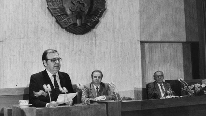Единствената снимка от пленума на 10 ноември 1989 г. Петър Младенов праща Живков на “заслужен отдих”, Живков не може да осъзнае, че му отнемат най-скъпото - властта.