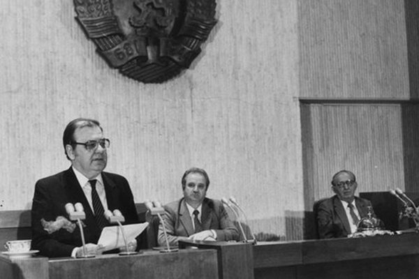 Единствената снимка от пленума на 10 ноември 1989 г. Петър Младенов праща Живков на “заслужен отдих”, Живков не може да осъзнае, че му отнемат най-скъпото - властта.