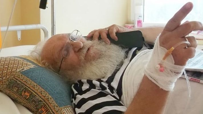 Отец Иван посреща Великден в болница