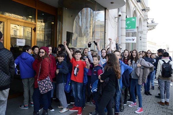 Деца се редят на опашка за книги пред книжарница "Хеликон" в столицата.