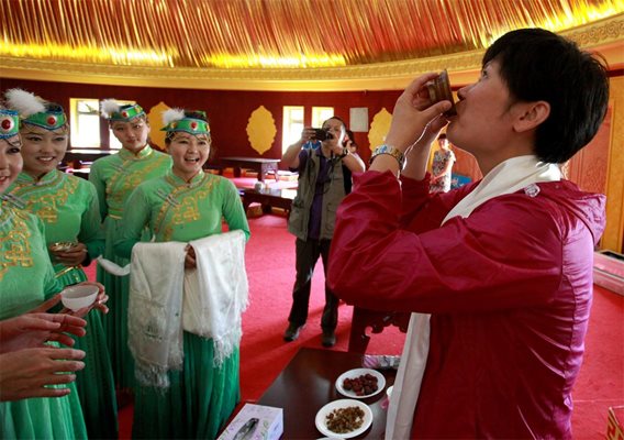 Центърът за запазване на нематериалните ценности на монголите в Бостен посреща гостите си с ритуала “хата” .