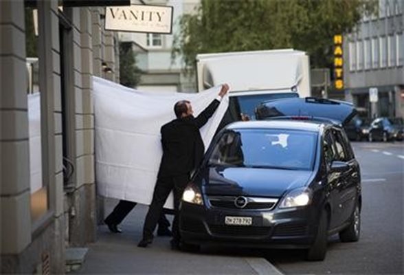 Швейцарски полицаи извеждат един от арестуваните чиновници от ФИФА от хотела му в Цюрих. Снимка: "Ню Йорк Таймс"