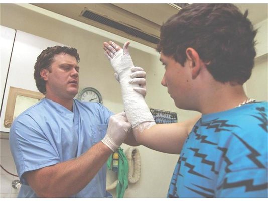 Докторът гипсира ръката на 13-годишния Марио от София, пострадал, докато играе футбол. 
СНИМКИ: КРИСТИНА ЦВЕТКОВА И ЙОРДАН СИМЕОНОВ
