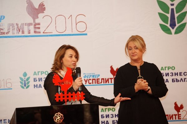 Венелина Гочева, издател на в. "24 часа" и "Български фермер" връчи наградата на BASF България.