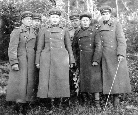 Съветски офицери. Вляво е отровителят Григорий Майрановски, известен като доктор Смърт.