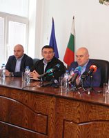 Главният секретар на МВР Ивайло Иванов, вътрешният министър Младен Маринов и главният прокурор Иван Гешев (от ляво на дясно) разказват за акцията в Галиче.