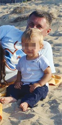 Милен Цветков със сина си Боян на плажа преди години