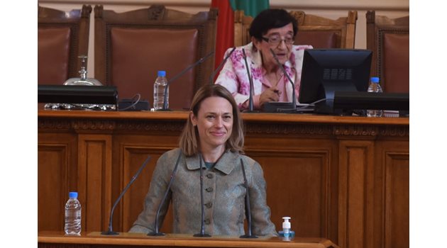 Ива Митева бе избрана с гласовете на ДПС, за да стане отново председател на парламента.