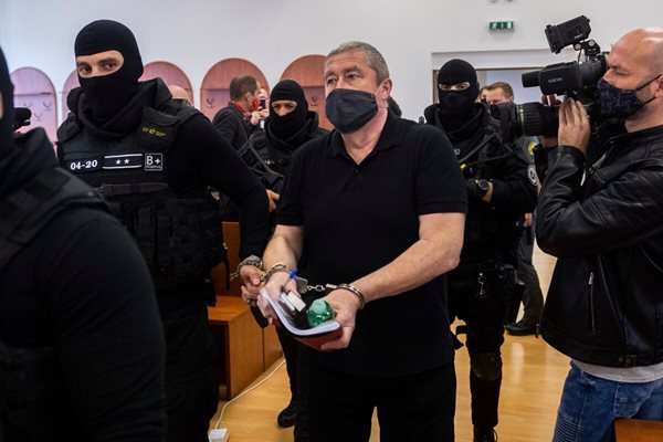 Спецполицаи ескортират прокурора Душан Ковачик в съдебната зала.
СНИМКА: TASR