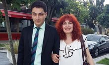 Синът на убитата учителка Рада Гешева първо опитал да й пререже гърлото, но ножът се счупил