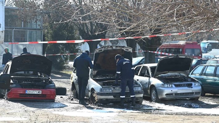 Изгорелите автомобили до централна ЖП гара в София / Снимка: Йордан Симеонов