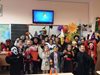 Директорът на 51-о празнува Хелоуин с първокласници