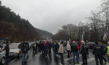 Над 300 коли блокираха пътя за Гърция край Кърджали (Снимки)