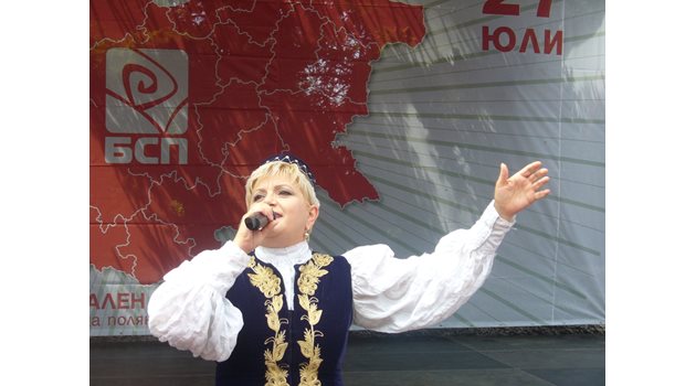 Преди да запее, Николина Чакърдъкова заръча на социалистите да вземат своето на местните избори през есента.