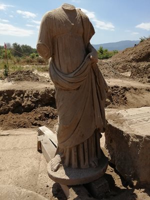Женската статуя, намерена при разкопките на Хераклея Синтика, е на жрица.